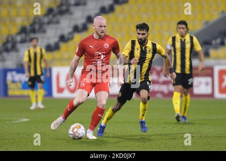 Aron Gunnarsson (17) von Al Arabi in Aktion beim QNB Stars League-Spiel zwischen Al Arabi und Qatar SC im Suheim bin Hamad Stadium in Doha, Katar, am 17. Januar 2022. (Foto von Simon Holmes/NurPhoto) Stockfoto