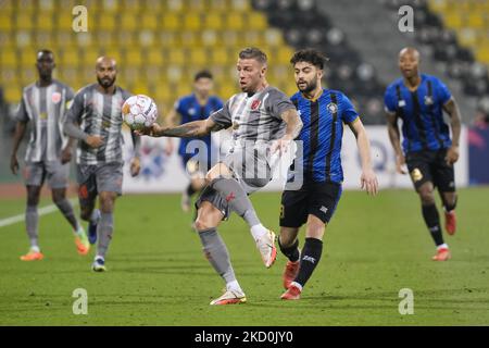 Toby Alderweireld (4) von Al Duhail macht am 17. Januar 2022 beim QNB Stars League-Spiel im Suheim bin Hamad Stadium in Doha, Katar, den Ball frei. (Foto von Simon Holmes/NurPhoto) Stockfoto