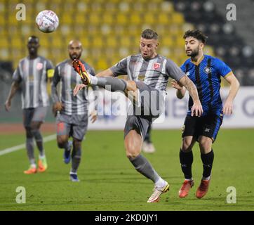 Toby Alderweireld (4) von Al Duhail macht am 17. Januar 2022 beim QNB Stars League-Spiel im Suheim bin Hamad Stadium in Doha, Katar, den Ball frei. (Foto von Simon Holmes/NurPhoto) Stockfoto