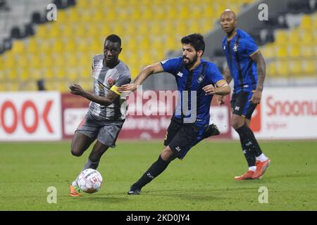 Almoez Ali (11) von Al Duhail und Ghanem Haddaf (6) kämpfen während des QNB Stars League-Spiels im Suheim bin Hamad Stadium in Doha, Katar, am 17. Januar 2022 um den Ball. (Foto von Simon Holmes/NurPhoto) Stockfoto