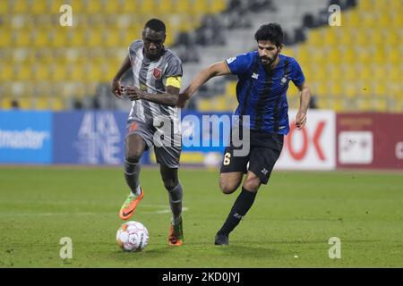 Almoez Ali (11) von Al Duhail und Ghanem Haddaf (6) kämpfen während des QNB Stars League-Spiels im Suheim bin Hamad Stadium in Doha, Katar, am 17. Januar 2022 um den Ball. (Foto von Simon Holmes/NurPhoto) Stockfoto