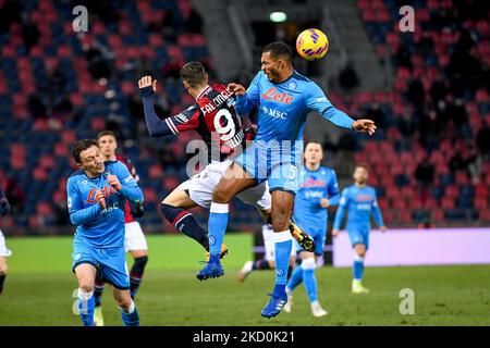 Juan Jesus (Napoli) im Einsatz gegen den Bolognese Diego Falcinelli während des italienischen Fußballspiel Serie A Bologna FC gegen SSC Napoli am 17. Januar 2022 im Renato Dall&#39;Ara Stadion in Bologna, Italien (Foto by Ettore Griffoni/LiveMedia/NurPhoto) Stockfoto