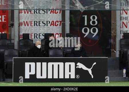 Ivan Gazidis A.D. von AC , Paolo Maldini Technical Area Director von AC Mailand und Frederic Massara Sport Director von AC Mailand während des Fußballspiels der Serie A 2021/22 zwischen AC Mailand und Spezia Calcio im Giuseppe Meazza Stadium, Mailand, Italien am 17. Januar 2022 (Foto: Fabrizio Carabelli/LiveMedia/NurPhoto) Stockfoto