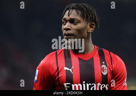 Rafael Leao vom AC Mailand schaut während des Fußballspiels der Serie A 2021/22 zwischen dem AC Mailand und Spezia Calcio im Giuseppe Meazza Stadium, Mailand, Italien, am 17. Januar 2022 (Foto von Fabrizio Carabelli/LiveMedia/NurPhoto) Stockfoto