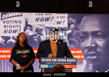 LaTosha Brown und Cliff Albright, Mitbegründer von Black Voters Matter, sprechen während einer Pressekonferenz über Stimmrechte, die von der Deliver for Voting Rights Coalition veranstaltet wird. Die Konferenz umfasst die Familie King, Bürgerrechtführer, Mitglieder des Kongresses und Vertreter von Partnerorganisationen. Die Königsfamilie bat die Amerikaner, den Geburtstag von MLK Jr. nicht zu feiern, wenn der Senat noch keine Gesetzgebung zum Schutz der Stimmrechte verabschiedet hätte, sondern ihre Senatoren aufzufordern, dass sie Stimmrechtsgarantien erlassen. Es wird erwartet, dass der Senat später in der Woche über die Wahlfreiheit und John Le abstimmen wird Stockfoto