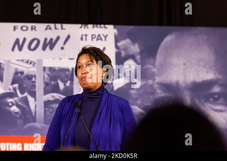 Bürgermeister Muriel Bowser aus Washington, DC, spricht während einer Pressekonferenz über Stimmrechte, die von der Koalition „Deliver for Voting Rights“ veranstaltet wird. Die Konferenz umfasst die Familie King, Bürgerrechtführer, Mitglieder des Kongresses und Vertreter von Partnerorganisationen. Die Königsfamilie bat die Amerikaner, den Geburtstag von MLK Jr. nicht zu feiern, wenn der Senat noch keine Gesetzgebung zum Schutz der Stimmrechte verabschiedet hätte, sondern ihre Senatoren aufzufordern, dass sie Stimmrechtsgarantien erlassen. Es wird erwartet, dass der Senat später in der Woche über die Wahlfreiheit und die Wahlrechtsförderung von John Lewis abstimmen wird Stockfoto