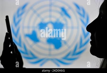 Ein Bild einer Frau, die ein Mobiltelefon vor das UN-Logo hält, das auf einem Computerbildschirm angezeigt wird. Am Dienstag, den 12. Januar 2021, Kanada. (Foto von Artur Widak/NurPhoto) Stockfoto