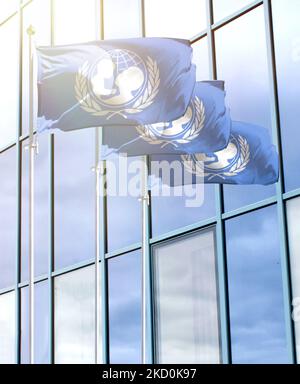 Fahnenmasten mit der Flagge des Kinderfonds der Vereinten Nationen vor dem Business Center Stockfoto