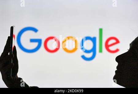 Ein Bild einer Frau, die ein Mobiltelefon vor das Google-Logo hält, das auf einem Computerbildschirm angezeigt wird. Am Dienstag, den 12. Januar 2021, Kanada. (Foto von Artur Widak/NurPhoto) Stockfoto