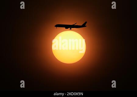 Ein Verkehrsflugzeug steigt am 18. Januar 2022 in Singapur in Richtung Changi International Airport ab. (Foto von Suhaimi Abdullah/NurPhoto) Stockfoto