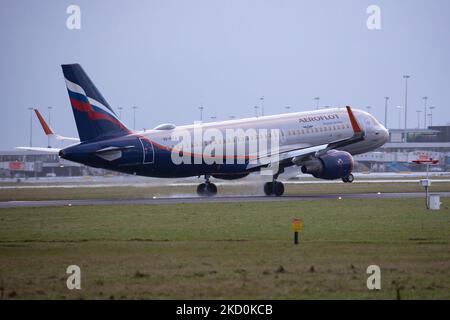 Ein Aeroflot - Russian Airlines Airbus A320-Flugzeug, wie es beim letzten Anflug und der Landung auf der Start- und Landebahn des Flughafens Amsterdam Schiphol mit dem Terminal und dem Kontrollturm sichtbar ist, nachdem er aus Moskau angekommen ist. Das A320-200 Düsenflugzeug hat die Registrierung VP-BTJ und den Namen A. Rublev / ?. ?????? . Aeroflot AFL ist die Flaggschiff-Fluggesellschaft und größte Fluggesellschaft der Russischen Föderation mit einer Flotte von 202 Flugzeugen, Mitglied der SkyTeam-Luftfahrtallianz-Gruppe. Die russische Regierung besitzt 51 % der Fluggesellschaft. Die Luftfahrtindustrie und der Personenverkehr stehen mit dem Covid-19 in einer schwierigen Phase Stockfoto