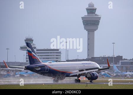 Ein Aeroflot - Russian Airlines Airbus A320-Flugzeug, wie es beim letzten Anflug und der Landung auf der Start- und Landebahn des Flughafens Amsterdam Schiphol mit dem Terminal und dem Kontrollturm sichtbar ist, nachdem er aus Moskau angekommen ist. Das A320-200 Düsenflugzeug hat die Registrierung VP-BTJ und den Namen A. Rublev / ?. ?????? . Aeroflot AFL ist die Flaggschiff-Fluggesellschaft und größte Fluggesellschaft der Russischen Föderation mit einer Flotte von 202 Flugzeugen, Mitglied der SkyTeam-Luftfahrtallianz-Gruppe. Die russische Regierung besitzt 51 % der Fluggesellschaft. Die Luftfahrtindustrie und der Personenverkehr stehen mit dem Covid-19 in einer schwierigen Phase Stockfoto