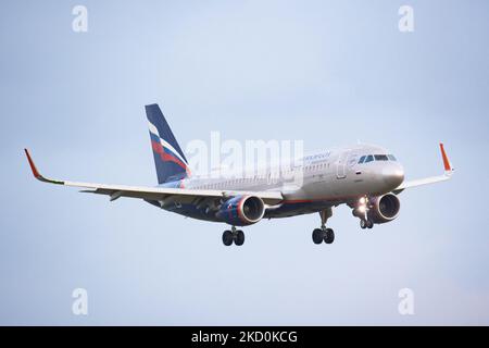 Ein Aeroflot - Russian Airlines Airbus A320-Flugzeug, wie es beim letzten Anflug und der Landung auf der Start- und Landebahn des Flughafens Amsterdam Schiphol mit dem Terminal und dem Kontrollturm sichtbar ist, nachdem er aus Moskau angekommen ist. Das A320-200 Düsenflugzeug hat die Registrierung VP-BTJ und den Namen A. Rublev / ?. ?????? . Aeroflot AFL ist die Flaggschiff-Fluggesellschaft und größte Fluggesellschaft der Russischen Föderation mit einer Flotte von 202 Flugzeugen, Mitglied der SkyTeam-Luftfahrtallianz-Gruppe. Die russische Regierung besitzt 51 % der Fluggesellschaft. Die Luftfahrtindustrie und der Personenverkehr stehen mit dem Covid-19 in einer schwierigen Phase Stockfoto