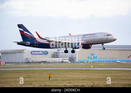 Ein Aeroflot - Russian Airlines Airbus A320-Flugzeug, wie es beim letzten Anflug und der Landung auf der Start- und Landebahn des Flughafens Amsterdam Schiphol mit dem Terminal und dem Kontrollturm sichtbar ist, nachdem er aus Moskau angekommen ist. Das A320-200 Düsenflugzeug hat die Registrierung VP-BTJ und den Namen A. Rublev / ?. ?????? . Aeroflot AFL ist die Flaggschiff-Fluggesellschaft und größte Fluggesellschaft der Russischen Föderation mit einer Flotte von 202 Flugzeugen, Mitglied der SkyTeam-Luftfahrtallianz-Gruppe. Die russische Regierung besitzt 51 % der Fluggesellschaft. Die Luftfahrtindustrie und der Personenverkehr stehen mit dem Covid-19 in einer schwierigen Phase Stockfoto