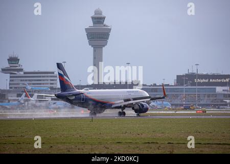 Ein Aeroflot - Russian Airlines Airbus A320-Flugzeug, wie es beim letzten Anflug und der Landung auf der Start- und Landebahn des Flughafens Amsterdam Schiphol mit dem Terminal und dem Kontrollturm sichtbar ist, nachdem er aus Moskau angekommen ist. Das A320-200 Düsenflugzeug hat die Registrierung VP-BTJ und den Namen A. Rublev / ?. ?????? . Aeroflot AFL ist die Flaggschiff-Fluggesellschaft und größte Fluggesellschaft der Russischen Föderation mit einer Flotte von 202 Flugzeugen, Mitglied der SkyTeam-Luftfahrtallianz-Gruppe. Die russische Regierung besitzt 51 % der Fluggesellschaft. Die Luftfahrtindustrie und der Personenverkehr stehen mit dem Covid-19 in einer schwierigen Phase Stockfoto