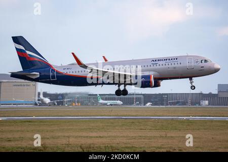 Ein Aeroflot - Russian Airlines Airbus A320-Flugzeug, wie es beim letzten Anflug und der Landung auf der Start- und Landebahn des Flughafens Amsterdam Schiphol mit dem Terminal und dem Kontrollturm sichtbar ist, nachdem er aus Moskau angekommen ist. Das A320-200 Düsenflugzeug hat die Registrierung VP-BTJ und den Namen A. Rublev / ?. ?????? . Aeroflot AFL ist die Flaggschiff-Fluggesellschaft und größte Fluggesellschaft der Russischen Föderation mit einer Flotte von 202 Flugzeugen, Mitglied der SkyTeam-Luftfahrtallianz-Gruppe. Die russische Regierung besitzt 51 % der Fluggesellschaft. Die Luftfahrtindustrie und der Personenverkehr stehen mit dem Covid-19 in einer schwierigen Phase Stockfoto