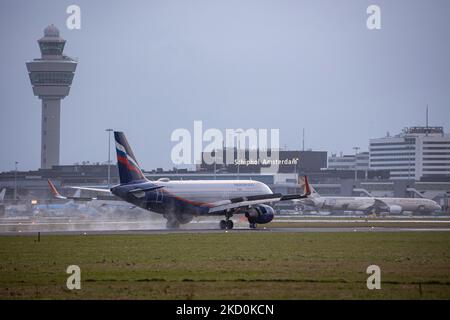 Ein Aeroflot - Russian Airlines Airbus A320-Flugzeug, wie es beim letzten Anflug und der Landung auf der Start- und Landebahn des Flughafens Amsterdam Schiphol mit dem Terminal und dem Kontrollturm sichtbar ist, nachdem er aus Moskau angekommen ist. Das A320-200 Düsenflugzeug hat die Registrierung VP-BTJ und den Namen A. Rublev / ?. ?????? . Aeroflot AFL ist die Flaggschiff-Fluggesellschaft und größte Fluggesellschaft der Russischen Föderation mit einer Flotte von 202 Flugzeugen, Mitglied der SkyTeam-Luftfahrtallianz-Gruppe. Die russische Regierung besitzt 51 % der Fluggesellschaft. Die Luftfahrtindustrie und der Personenverkehr stehen mit dem Covid-19 in einer schwierigen Phase Stockfoto