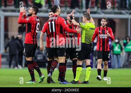 Schiedsrichter Marco Serra Gesten während der Serie A 2021/22 Fußballspiel zwischen AC Mailand und Spezia Calcio im Giuseppe Meazza Stadium, Mailand, Italien am 17. Januar 2022 (Foto von Fabrizio Carabelli/LiveMedia/NurPhoto) Stockfoto