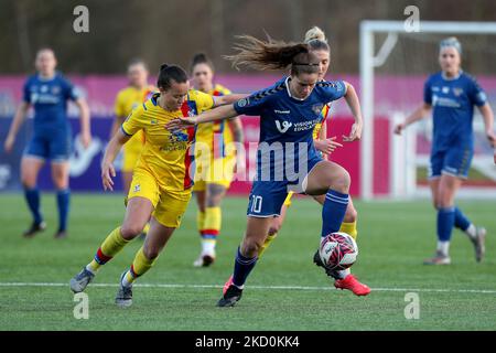 Rio Hardy von Durham Women kämpft am Sonntag, dem 16.. Januar 2022, mit Leanne Cowan von Crystal Palace während des FA Women's Championship Matches zwischen dem Durham Women FC und Crystal Palace im Maiden Castle, Durham City, um den Besitz. (Foto von Mark Fletcher/MI News/NurPhoto) Stockfoto