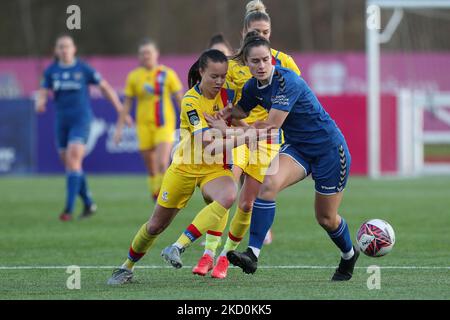 Rio Hardy von Durham Women kämpft am Sonntag, dem 16.. Januar 2022, mit Leanne Cowan von Crystal Palace während des FA Women's Championship Matches zwischen dem Durham Women FC und Crystal Palace im Maiden Castle, Durham City, um den Besitz. (Foto von Mark Fletcher/MI News/NurPhoto) Stockfoto