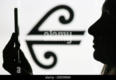 Ein Bild einer Frau, die ein Mobiltelefon vor das Air New Zealand-Logo hält, das auf einem Computerbildschirm angezeigt wird. Am Dienstag, den 12. Januar 2021, Kanada. (Foto von Artur Widak/NurPhoto) Stockfoto