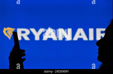 Ein Bild einer Frau, die ein Mobiltelefon vor das Ryanair-Logo hält, das auf einem Computerbildschirm angezeigt wird. Am Dienstag, den 12. Januar 2021, Kanada. (Foto von Artur Widak/NurPhoto) Stockfoto