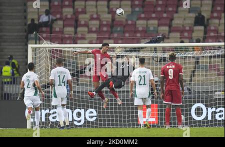 Saúl Coco aus Äquatorialguinea und Raïs M'Bolhi aus Algerien während des Afrikanischen Cup der Nationen, Algerien gegen Äquatorialguinea, am 16. Januar 2022 im Japoma-Stadion. (Foto von Ulrik Pedersen/NurPhoto) Stockfoto