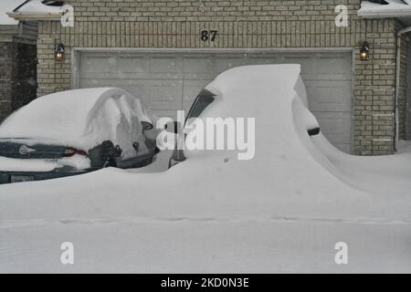 Autos, die unter Schnee vergraben wurden, als am 17. Januar 2022 ein massiver Schneesturm in Toronto, Ontario, Kanada, eintraf. Der Sturm bedeckte die Stadt mit Schneefällen zwischen 30 und 45 Zentimetern (ein Monat Schnee fiel in nur einem Tag), so Environment Canada. In Toronto führte der Schnee zur Schließung von Straßen und Schulen in der ganzen Stadt, einschließlich zweier großer Autobahnen. Bis zu 50-60 cm Schnee fielen in einigen Regionen am Montag, was Meteorologen dazu veranlasste, zu sagen, dass der Sturm ein Ereignis war, das nur einmal im Jahrzehnt geschehen war, insbesondere das Ausmaß davon. (Foto von Creative Touch Imaging Ltd./NurPhoto) Stockfoto