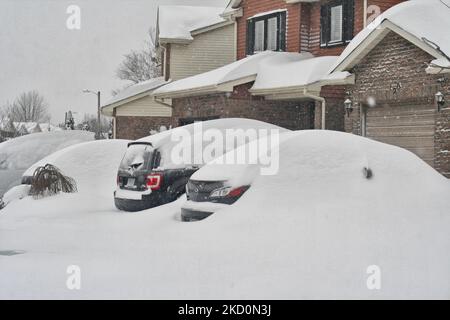 Autos, die unter Schnee vergraben wurden, als am 17. Januar 2022 ein massiver Schneesturm in Toronto, Ontario, Kanada, eintraf. Der Sturm bedeckte die Stadt mit Schneefällen zwischen 30 und 45 Zentimetern (ein Monat Schnee fiel in nur einem Tag), so Environment Canada. In Toronto führte der Schnee zur Schließung von Straßen und Schulen in der ganzen Stadt, einschließlich zweier großer Autobahnen. Bis zu 50-60 cm Schnee fielen in einigen Regionen am Montag, was Meteorologen dazu veranlasste, zu sagen, dass der Sturm ein Ereignis war, das nur einmal im Jahrzehnt geschehen war, insbesondere das Ausmaß davon. (Foto von Creative Touch Imaging Ltd./NurPhoto) Stockfoto