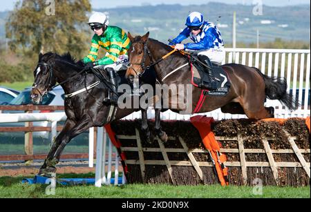 Belfast, Großbritannien. 05.. November 2022. Cougar und Jockey Mark Walsh gewinnen die Value Cabs 3-Y-O-Hürde für Trainer Padraig Roche und Besitzer J.P.McManus auf der Rennstrecke Down Royal. Quelle: JTW Equine Images/Alamy Live News Stockfoto