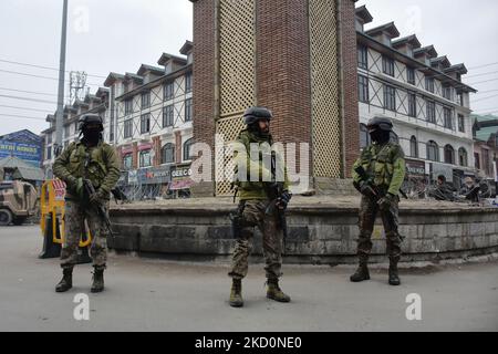 Indische paramilitärische Truppen stehen am 18. Januar 2022 in Srinagar, dem von Indien verwalteten Kaschmir, in Alarmbereitschaft. Die Behörden haben vor dem Tag der indischen republik die Sicherheit im Kaschmir-Tal erhöht. (Foto von Muzamil Mattoo/NurPhoto) Stockfoto
