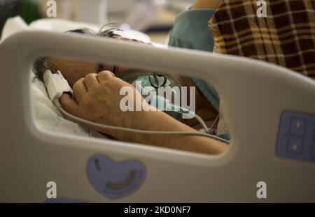 Positive Covid-Patienten werden am 18. Januar 2022 im Pablo Arturo Suarez Krankenhaus in der Stadt Quito, Ecuador, behandelt (Foto: Rafael Rodriguez/NurPhoto) Stockfoto