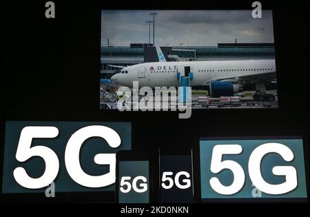 Bilder des 5G-Schildes, das auf den Bildschirmen von Mobiltelefonen und Computern vor der DELTA-Ebene angezeigt wird, werden auf dem Fernsehbildschirm angezeigt. Am Dienstag, den 18. Januar 2021, Kanada. (Foto von Artur Widak/NurPhoto) Stockfoto