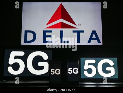 Bilder des 5G-Schildes, das auf den Bildschirmen von Mobiltelefonen und Computern vor dem Delta Air Lines-Logo auf dem Fernsehbildschirm angezeigt wird. Am Dienstag, den 18. Januar 2021, Kanada. (Foto von Artur Widak/NurPhoto) Stockfoto