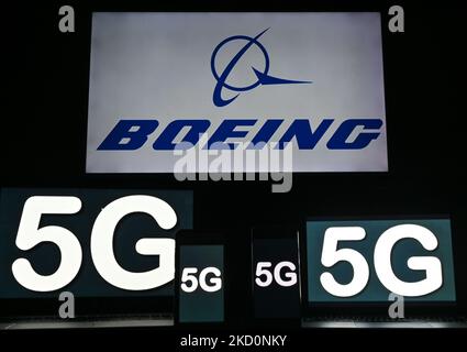 Bilder des 5G-Schildes, das auf den Bildschirmen von Mobiltelefonen und Computern vor dem Boeing-Logo auf dem Fernsehbildschirm angezeigt wird. Am Dienstag, den 18. Januar 2021, Kanada. (Foto von Artur Widak/NurPhoto) Stockfoto