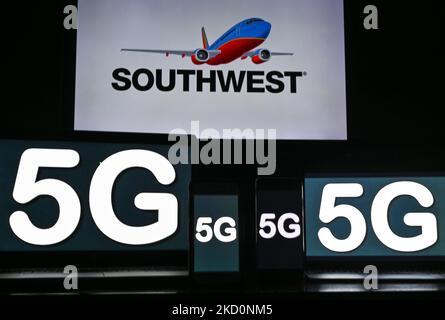 Bilder des 5G-Schildes, das auf den Bildschirmen von Mobiltelefonen und Computern vor der Southwest Airlines angezeigt wird, werden auf dem Fernsehbildschirm angezeigt. Am Dienstag, den 18. Januar 2021, Kanada. (Foto von Artur Widak/NurPhoto) Stockfoto