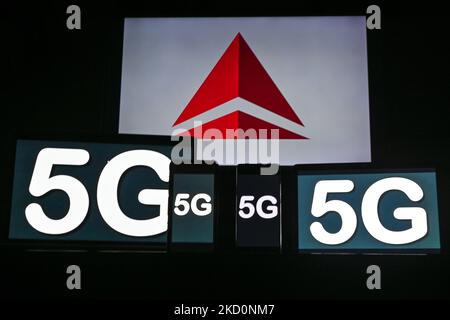 Bilder des 5G-Schildes, das auf den Bildschirmen von Mobiltelefonen und Computern vor dem Delta Air Lines-Logo auf dem Fernsehbildschirm angezeigt wird. Am Dienstag, den 18. Januar 2021, Kanada. (Foto von Artur Widak/NurPhoto) Stockfoto