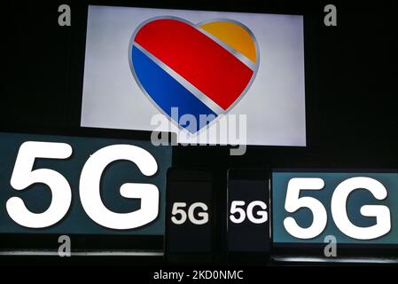 Bilder des 5G-Schildes, das auf den Bildschirmen von Mobiltelefonen und Computern vor der Southwest Airlines angezeigt wird, werden auf dem Fernsehbildschirm angezeigt. Am Dienstag, den 18. Januar 2021, Kanada. (Foto von Artur Widak/NurPhoto) Stockfoto