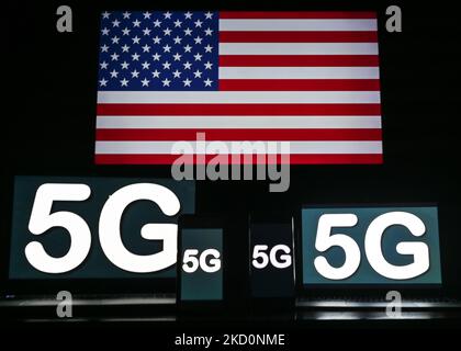 Bilder des 5G-Schildes, das auf den Bildschirmen von Mobiltelefonen und Computern vor der amerikanischen Flagge auf dem Fernsehbildschirm angezeigt wird. Am Dienstag, den 18. Januar 2021, Kanada. (Foto von Artur Widak/NurPhoto) Stockfoto