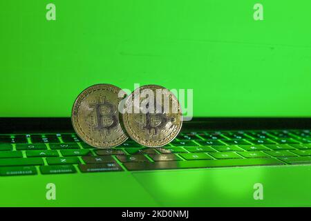 Illustrative Abbildung von zwei Gedenkbitcoins mit grünem Hintergrund. Am Mittwoch, den 19. Januar 2021, Kanada. (Foto von Artur Widak/NurPhoto) Stockfoto