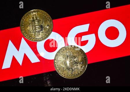 Illustrative Abbildung von zwei Gedenkbitcoins mit dem MOGO-Logo im Hintergrund. Am Mittwoch, den 19. Januar 2021, Kanada. (Foto von Artur Widak/NurPhoto) Stockfoto