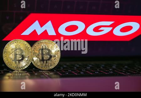 Illustrative Abbildung von zwei Gedenkbitcoins mit dem MOGO-Logo im Hintergrund. Am Mittwoch, den 19. Januar 2021, Kanada. (Foto von Artur Widak/NurPhoto) Stockfoto