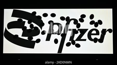 Ein anschauliches Bild von medizinischen Tabletten mit dem Pfizer-Logo im Hintergrund. Am Mittwoch, den 19. Januar 2021, Kanada. (Foto von Artur Widak/NurPhoto) Stockfoto