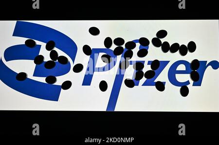 Ein anschauliches Bild von medizinischen Tabletten mit dem Pfizer-Logo im Hintergrund. Am Mittwoch, den 19. Januar 2021, Kanada. (Foto von Artur Widak/NurPhoto) Stockfoto