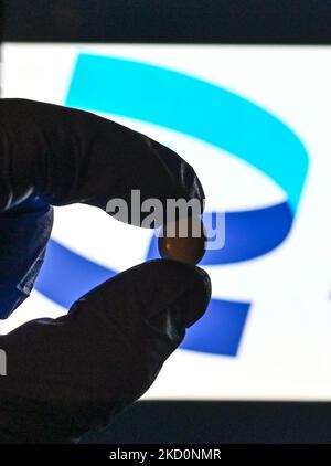 Ein illustratives Bild einer medizinischen Tablette vor dem Pfizer-Logo. Am Mittwoch, den 19. Januar 2021, Kanada. (Foto von Artur Widak/NurPhoto) Stockfoto