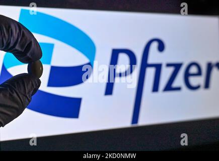 Ein illustratives Bild einer medizinischen Tablette vor dem Pfizer-Logo. Am Mittwoch, den 19. Januar 2021, Kanada. (Foto von Artur Widak/NurPhoto) Stockfoto