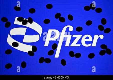 Ein anschauliches Bild von medizinischen Tabletten mit dem Pfizer-Logo im Hintergrund. Am Mittwoch, den 19. Januar 2021, Kanada. (Foto von Artur Widak/NurPhoto) Stockfoto