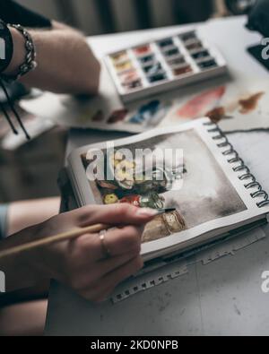 Junge Rotschopf Frau Künstlerin Zeichnung mit Aquarellen Stockfoto