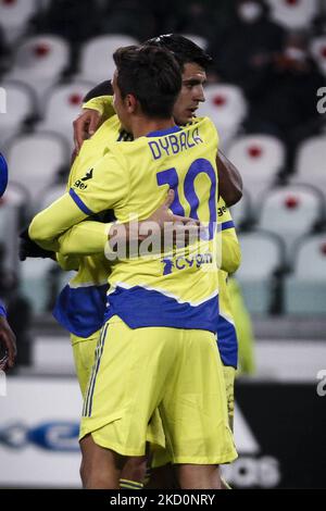 Juventus-Stürmer Alvaro Morata (9) feiert mit Juventus-Stürmer Paulo Dybala (10), nachdem er beim Coppa Italia-Lauf zum Fußballspiel JUVENTUS - SAMPDORIA 16 am 18. Januar 2022 im Allianz-Stadion in Turin, Piemont, Italien, sein Ziel von 4-1 erreicht hat. (Foto von Matteo Bottanelli/NurPhoto) Stockfoto