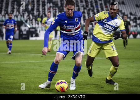 Sampdoria-Verteidigerin Andrea Conti (13) kämpft für den Ball gegen Juventus-Verteidiger Alex Sandro (12) während der Coppa Italia-Runde des Fußballspiels JUVENTUS - SAMPDORIA 16 am 18. Januar 2022 im Allianz-Stadion in Turin, Piemont, Italien. (Foto von Matteo Bottanelli/NurPhoto) Stockfoto